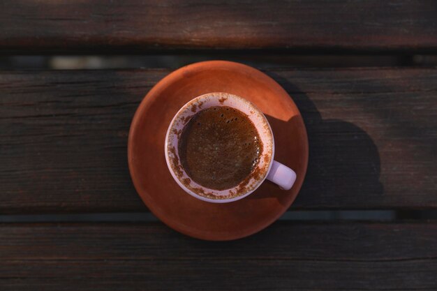 写真 テーブルの上のトルココーヒーの高角度のビュー