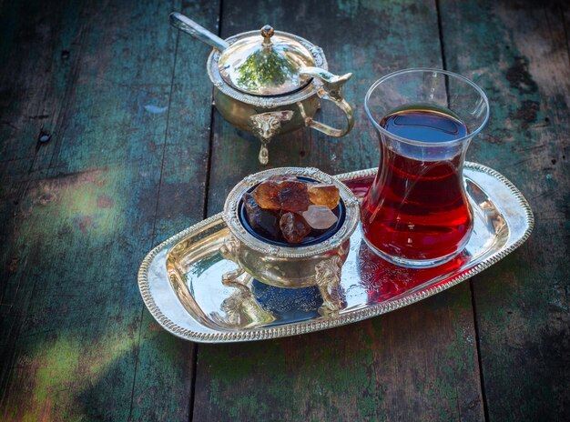 写真 テーブルの上のトルコ茶の高角度のビュー