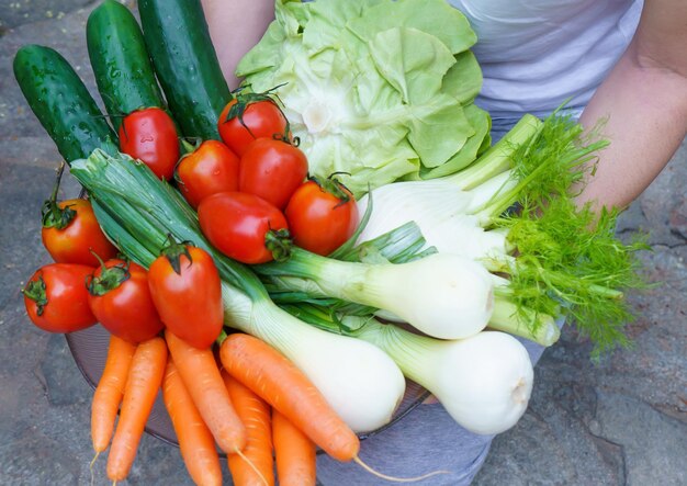 写真 市場で販売する野菜の高角度のビュー