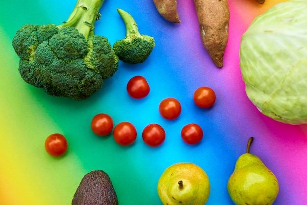 Фото Высокоугольный вид овощей с фруктами на цветном фоне
