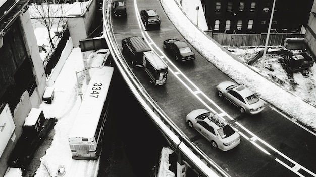 写真 冬の間,橋上の車両の高角度の視界