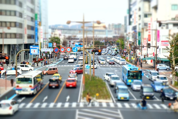 写真 都市の建物の中の道路上の車両の高角度のビュー