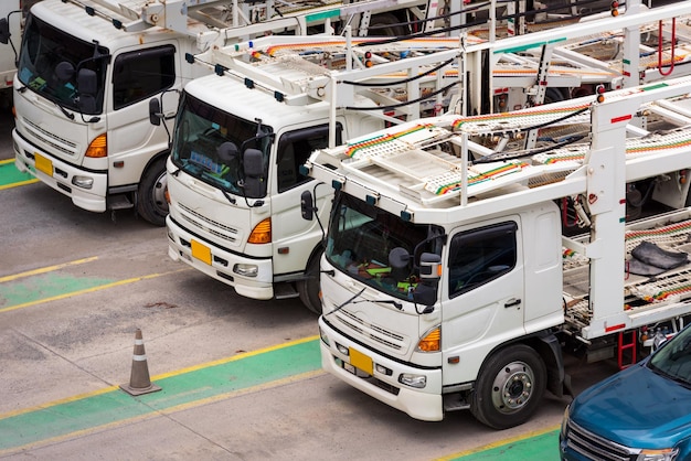 写真 都市の道路での車両の高角度の視界