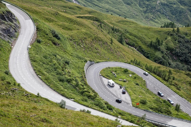 写真 道路上の車両の高角度の視点