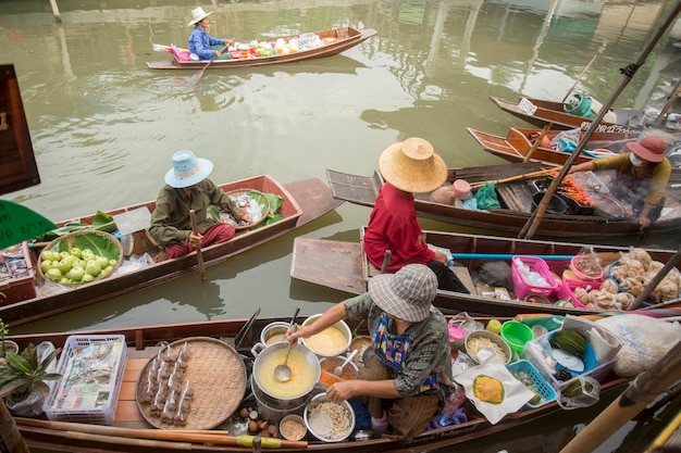Фото Высокоугольный вид продавцов в лодках на плавучем рынке