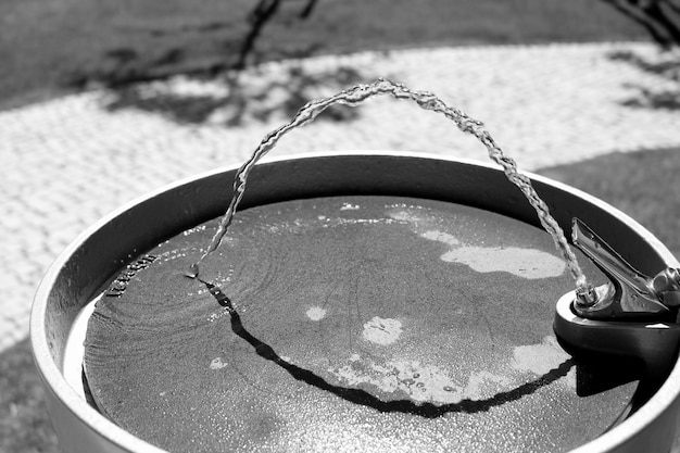 写真 飲み水の噴水から流れる水の高角度の景色