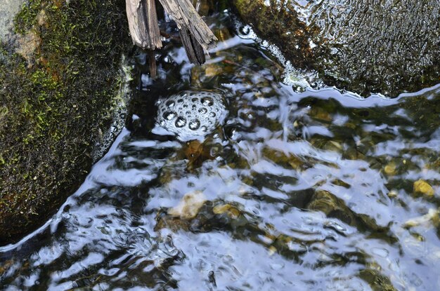 写真 岩の中を流れる水の高角度の景色