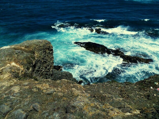 写真 海の波の高角度の視点