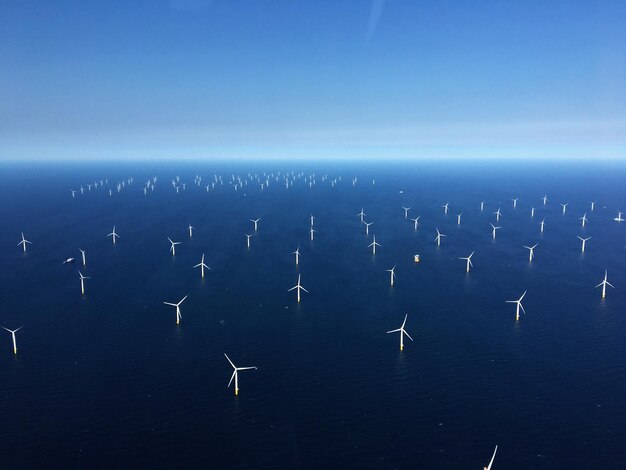 사진 바다 속 에 있는 풍력 터빈 의 높은 각도 의 모습