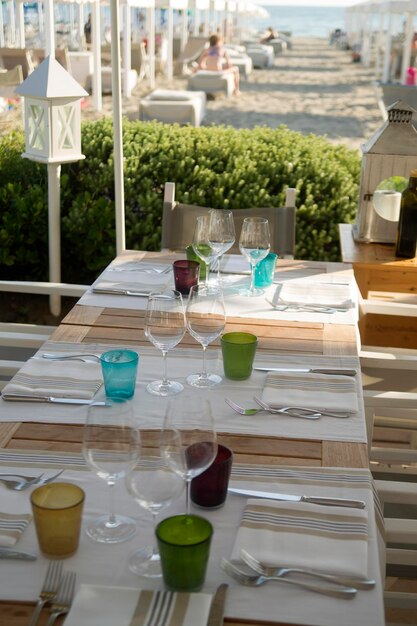 写真 テーブルの上のワイングラスの高角度のビュー