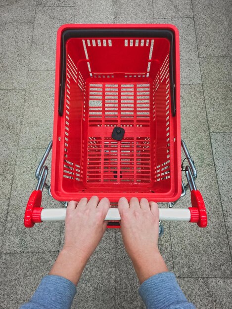 사진 빨간색 쇼핑 카트를 들고 있는 여성의 높은 각도 시각