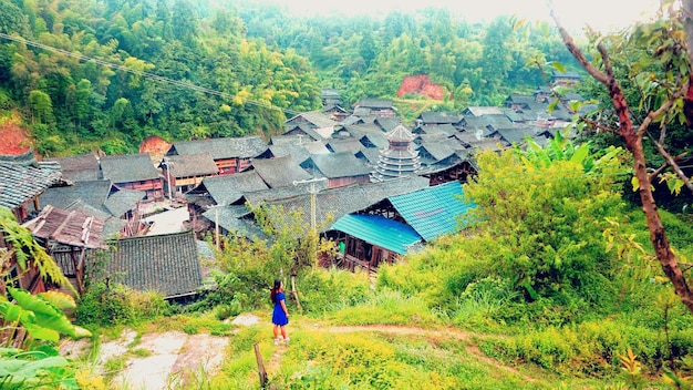 사진 집 들 에 맞대고 서 있는 여자 의 높은 각도 의 모습