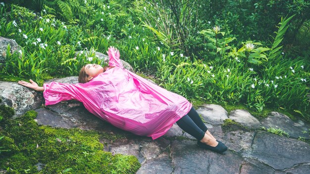 写真 雨季の植物のそばに横たわっている女性の高角度の景色