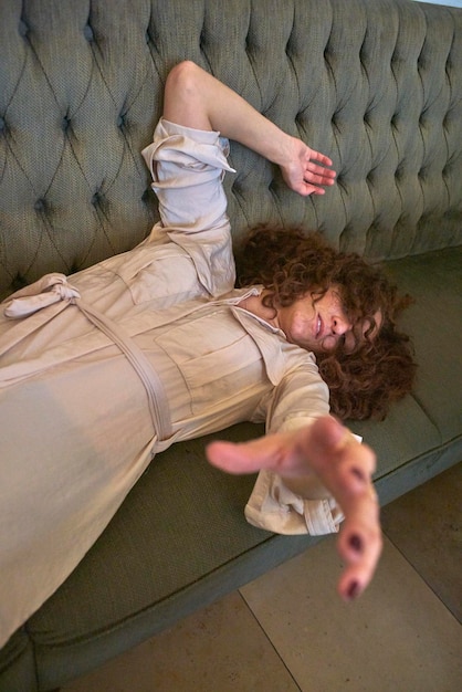 Фото Высокоугольный вид женщины, лежащей на полу