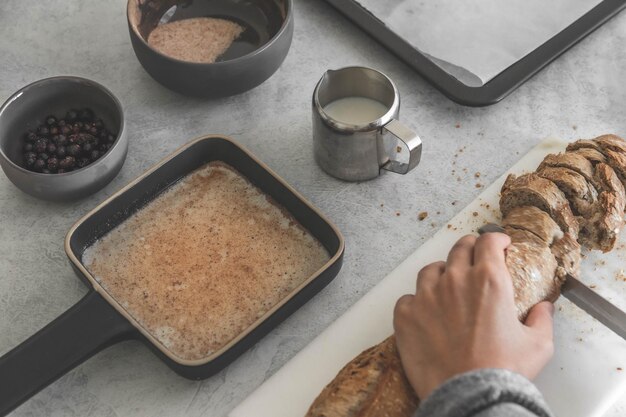 写真 テーブルの上で食べ物を準備している女性の高角度のビュー