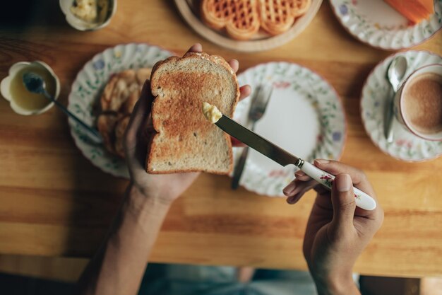 写真 食事の準備をしている女性の高角度の視点