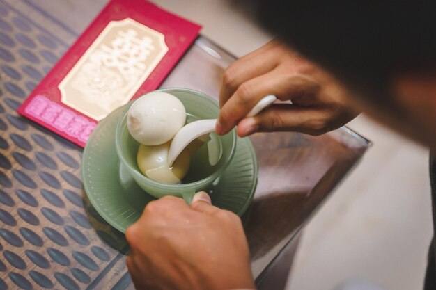 写真 料理を準備している女性の高角度の写真