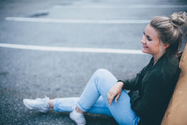 写真 道路に座っている女性の高角度の写真