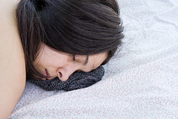 사진 침대에 잠자는 여성의 높은 각도 시각