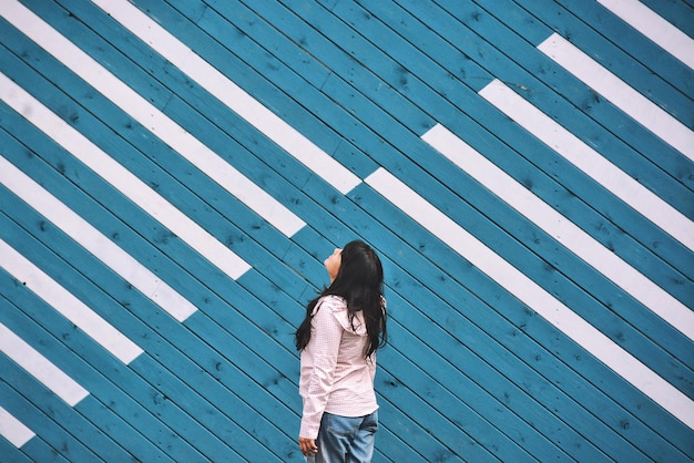 写真 歩道に立っている女性の高角度の景色