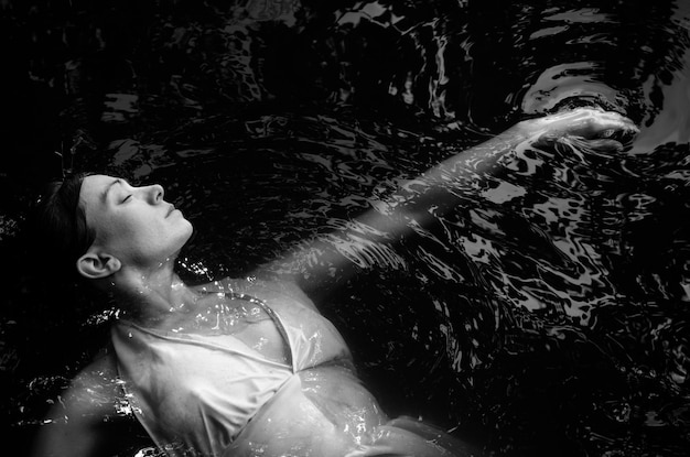 Фото Высокоугольный вид женщины, плавающей в озере