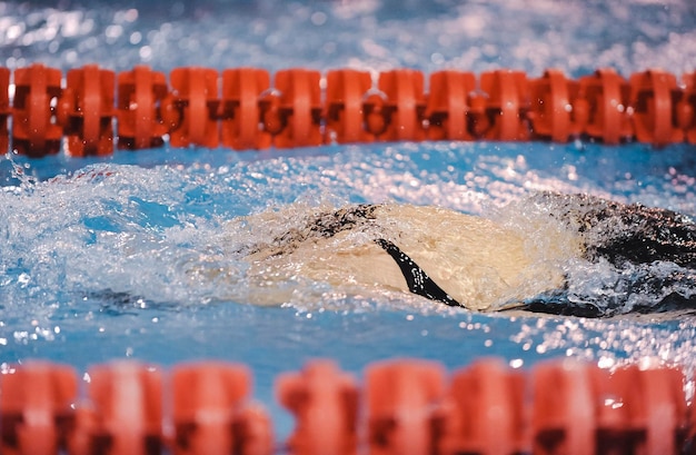 사진 수영장 에서 수영 하는 여자 의 고각상