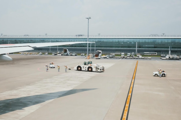 写真 東京国際空港の滑走路の作業員の高角度の写真