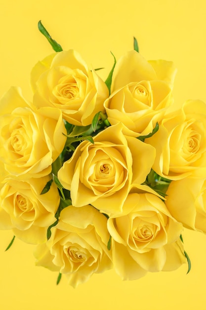 写真 黄色いバラの花束の高角度のビュー