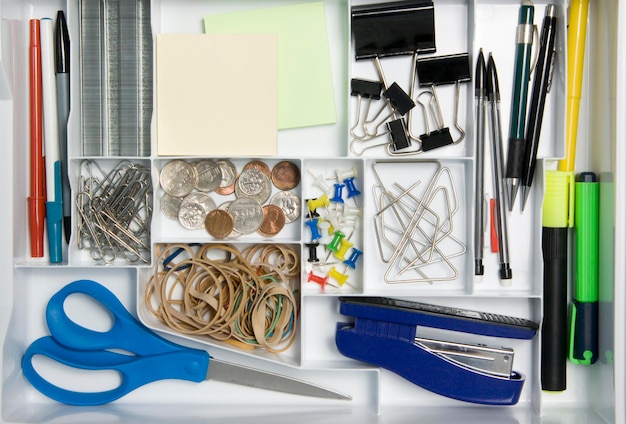 Photo high angle view of office supplies on table