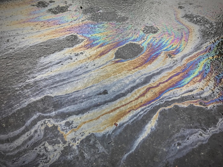 Photo high angle view of oil spill on road