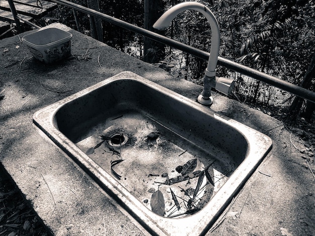 Photo high angle view of old abandoned sink outdoors