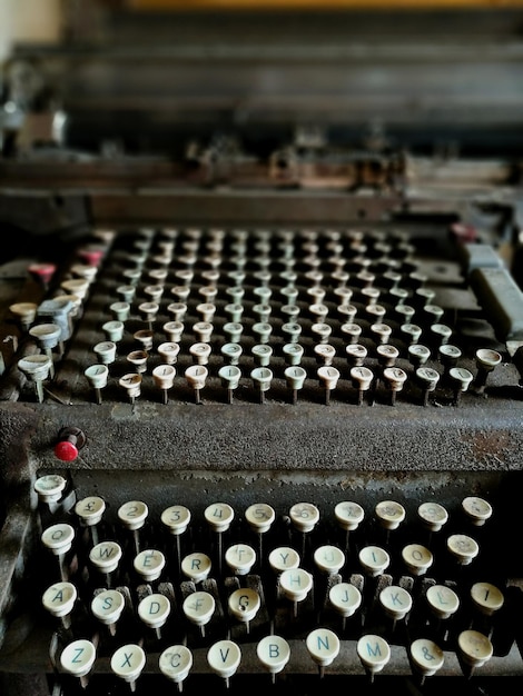 Foto vista ad alta angolazione di una vecchia macchina da scrivere antica