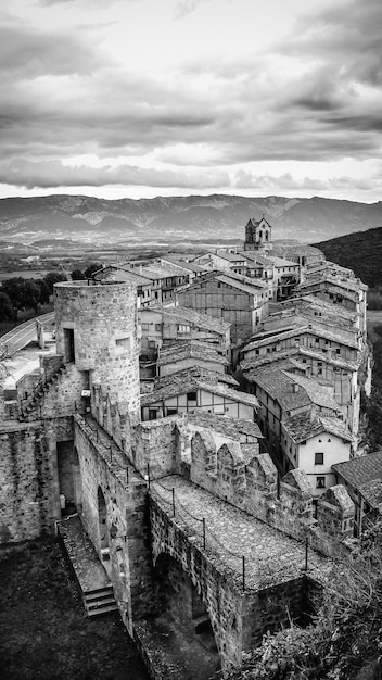 Foto vista ad alto angolo del vecchio edificio dal mare