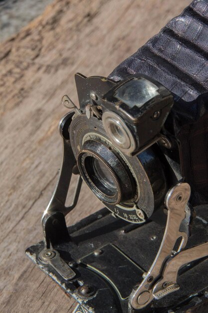 Photo high angle view of old camera on table