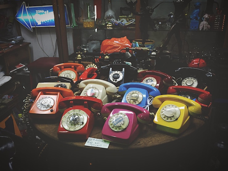 Photo high angle view of old-fashioned landline phones in antique shop