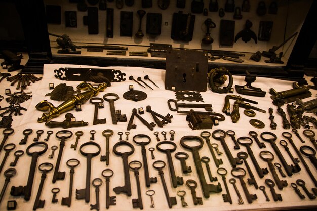 Photo high angle view of old keys collection