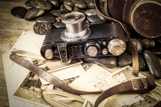 Photo high angle view of old objects on table