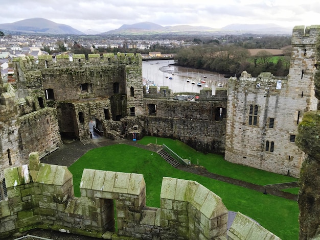 Photo high angle view of old ruin building against river