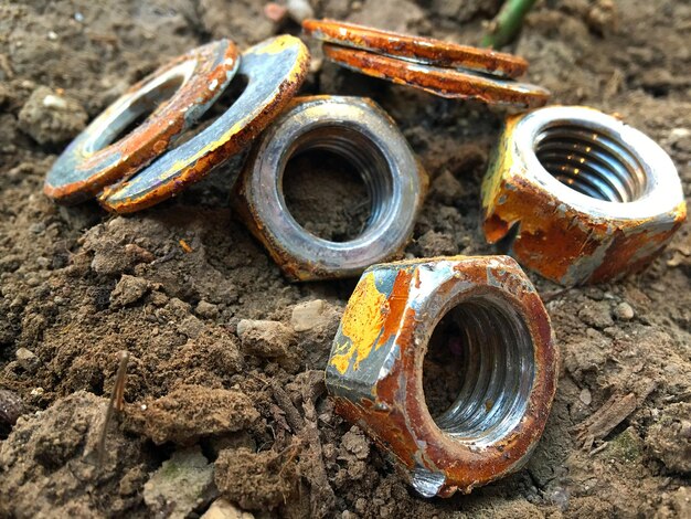 フィールド上の古い生の金属の高角度のビュー