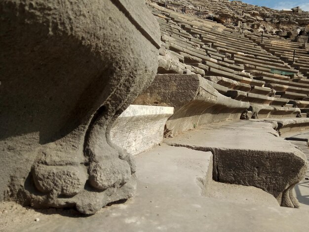 Foto vista ad alta angolazione della vecchia statua