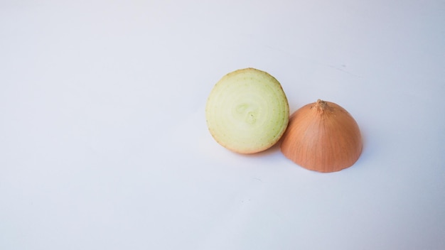 Photo high angle view of onion on white background