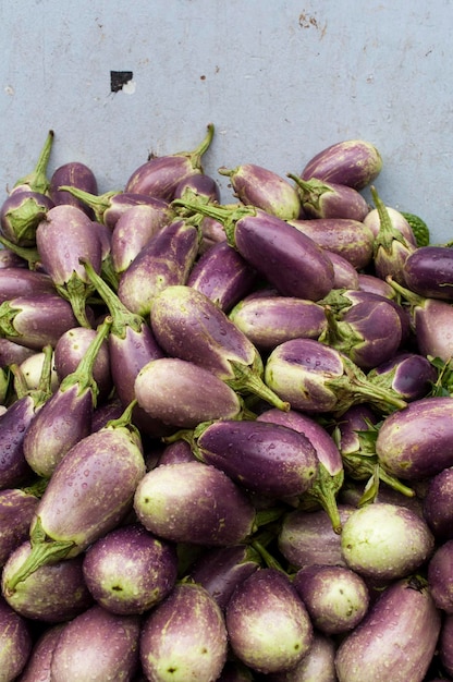 Photo high angle view of onions in market