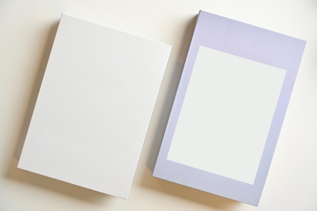 白い背景に対するオープンブックの高角度ビュー