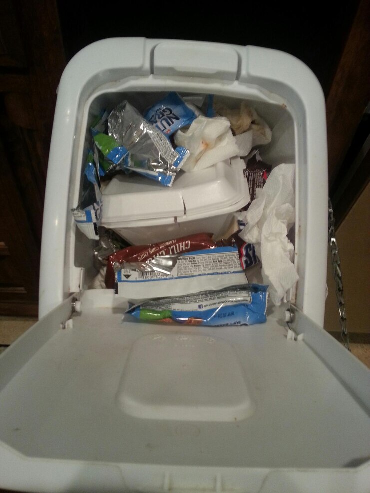 फोटो high angle view of open garbage bin