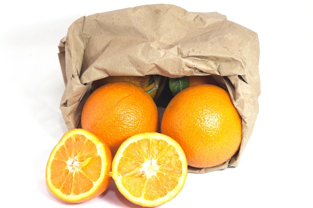 Foto vista ad alto angolo dell'arancione sullo sfondo bianco
