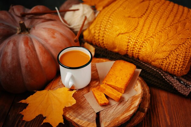 Photo high angle view of orange and coffee on table