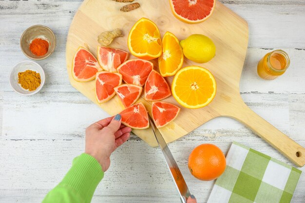 Foto vista ad alta angolazione dei frutti d'arancia sul tavolo