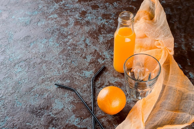 Photo high angle view of orange juice with drinking glass and textile on table