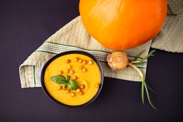 Photo high angle view of orange soup on table