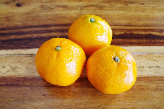 Foto vista ad alto angolo dell'arancia sul tavolo